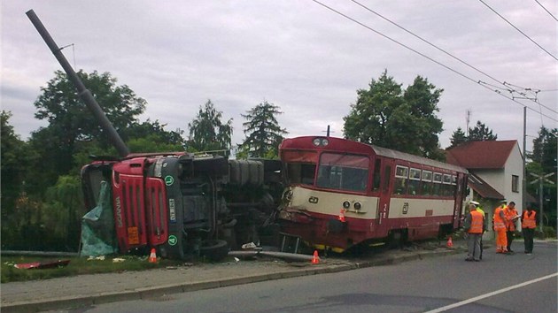V Opavě se srazil vlak s nákladním autem, vlak vykolejil oběma podvozky (13. července 2013)