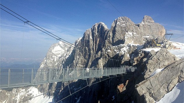 V ledovcovm stedisku Dachstein oteveli nov visut most, kter je nejvy v celm Rakousku. M 100 metr a klene se ve vce 396 metr nad propast.