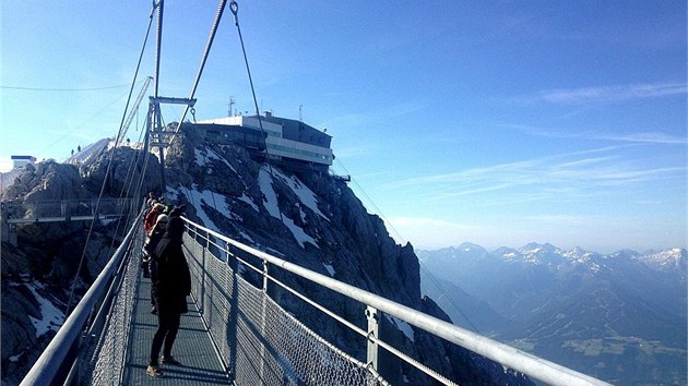 V ledovcovm stedisku Dachstein oteveli nov visut most, kter je nejvy v celm Rakousku. M 100 metr a klene se ve vce 396 metr nad propast.