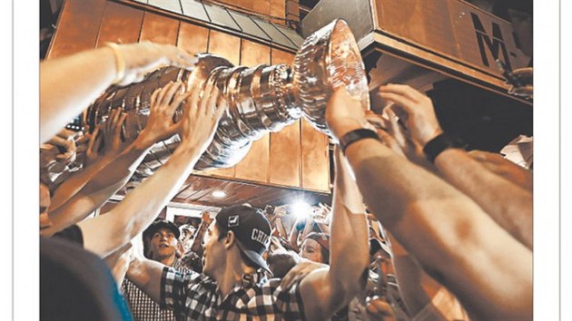 Pjezd Stanley Cupu do Chicaga v podn Chicago Tribune. Dynamick fotografie z ruky dobrho fotografa je v tomto konkrtnm pkladu jasnou vhrou, tady nen sporu.