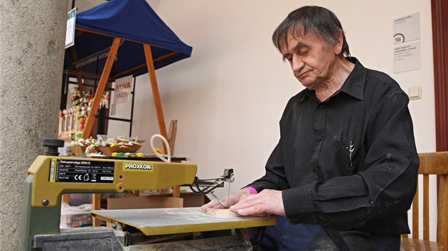 Výrobě dřevěných hraček se roky věnuje Jiří Jedlička. Na Hračkobraní v Kamenici nad Lipou předvedl i jejich výrobu na moderních strojích. Díky nim je nová hračka na světě během pár minut.
