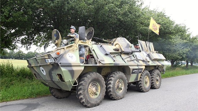 Obdivovatel spisovatele Jaroslava Haka vyrazili na cestu z Olomouce do Lipnice nad Szavou v tm padest let starm obrnnm transportru. Po cest budili obdiv i svmi historickmi uniformami.