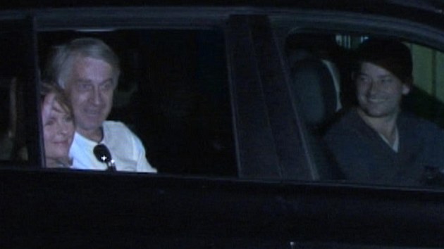 Iveta Barto�ov� p�ijela dom� s �sm�vem.