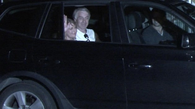 Barto�ov� cestu zvl�dla, i kdy� j� l�ka� nedoporu�il cestovat.