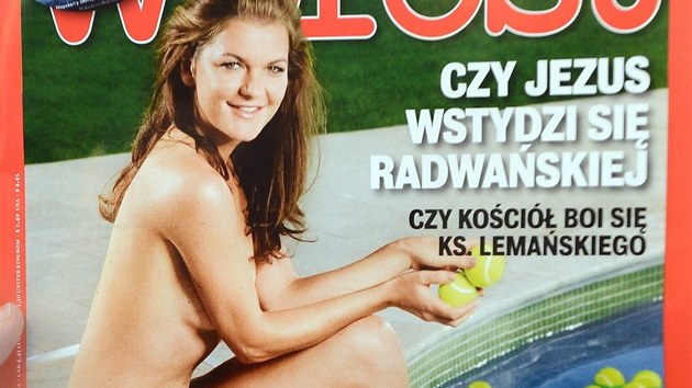 Agnieszka Radwask nah u baznu s tenisovmi mky se stala terem kritiky v katolickm Polsku.