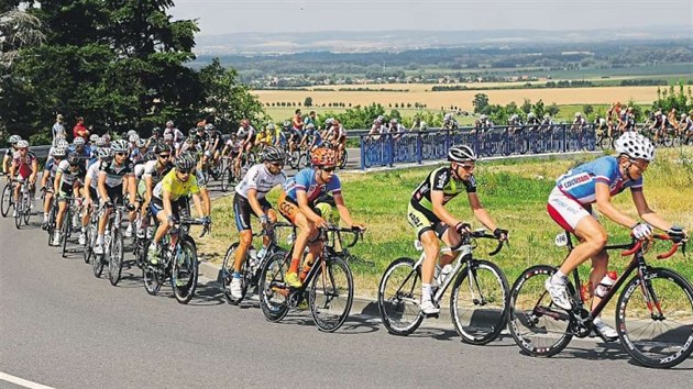 LUT KNIG. Vtz leton Czech Cycling Tour Leopold Knig (pt zprava ve lutm) kontroluje vvoj posledn etapy