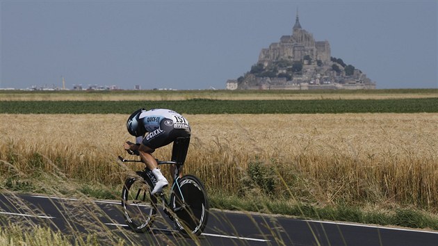 Niki Terpstra bhem asovky na Tour de France s monumentem Mont St. Michelv pozad.