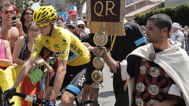 S MSKM GLADITOREM. Ldr Tour de France Chris Froome m spolehlivou ochranku.  