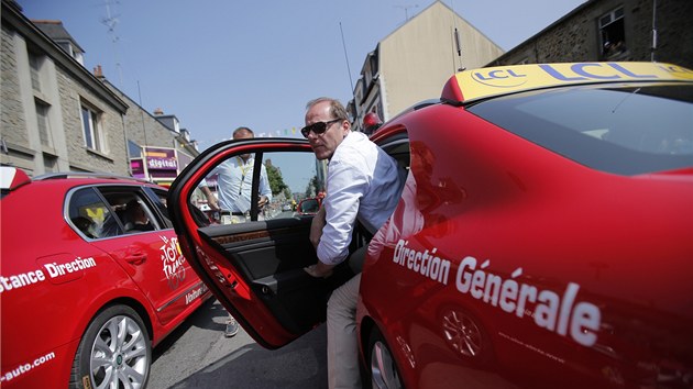 VYSTUPOVAT. f Tour de France Christian Prudhomme v cli etapy, cyklist jsou jet na trati. 