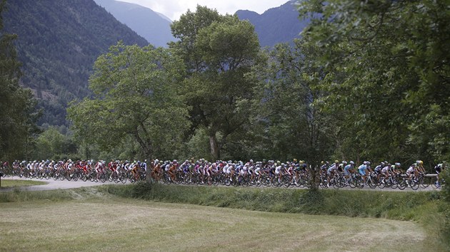 HLUBOK ALPSK DOL. Peleton v 18. etap Tour de France. 