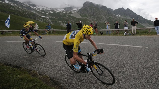 VEDOUC DUO. Ldr Tour de France Chris Froome a za nm druh v poad Alberto Contador. 