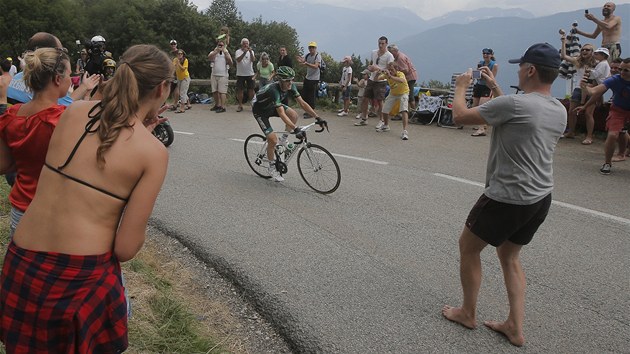 V NIKU. Pierre Rolland bhem 19. etapy Tour de France ujel pelotonu,