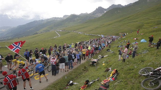 NEPJEMN STOUPN. Fanouci povzbuzuj cyklisty bhem 19. etapy Tour de