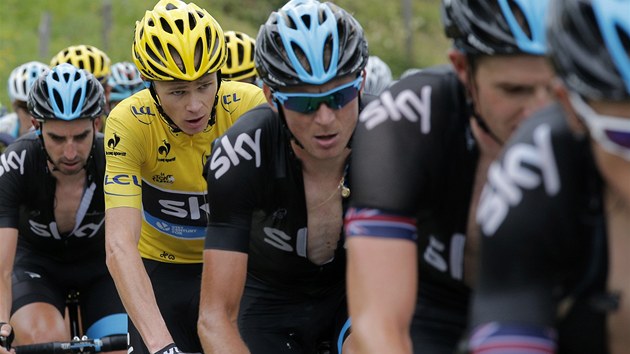 HLDAJ HO JAKO POKLAD. Vedouc cyklista Tour de France  Chris Froome schovan ve vlku jeho tmu Sky. 