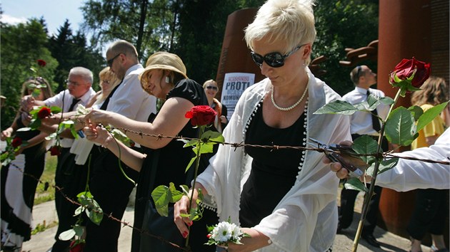 Lid z Karlovarskho kraje zahjili tafetovou hladovku u Pomnku obtem elezn opony na Svatm Ki u Chebu.