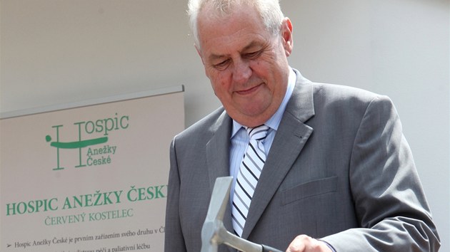 Milo� Zeman na n�v�t�v� hospice v �erven�m Kostelci