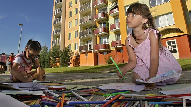 Pracovnci charity zaali na eskobudjovickm sdliti Mj organizovat odpoledne pro zdej dti. 