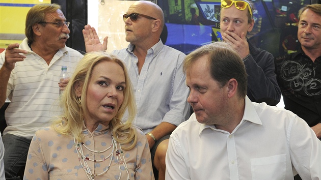 Hereka Dagmar Havlová s generálním editelem eské televize Petrem Dvoákem.