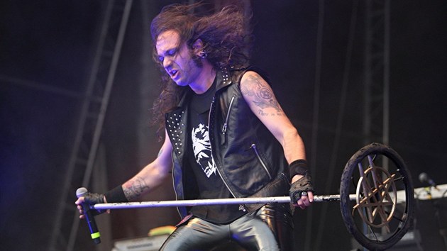 Fernando Ribeiro pedvedl pi koncertu kapely Moonspell krom zpvu i divok pohyby.