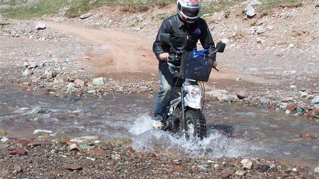 Motorky vechno zvldly bez problm. Tedy a na mal pote, kter Holkovi vyeili za chodu.