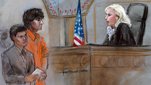 Na kresbě ze soudního stání 10. července stojí Džochar Carnajev v oranžových šatech vedle své obhájkyně Miriam Conradové.