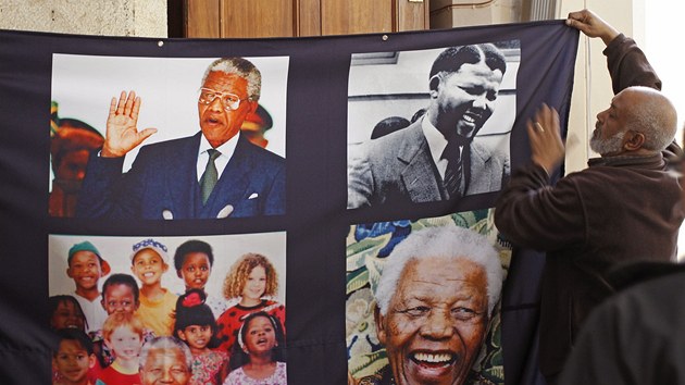 Pltno s fotografiemi Nelsona Mandely zdob vnitn prostor katedrly sv. Ji v Kapskm mst. Ve tvrtek 18. ervence se Nelson Mandela dov 95 let.  Lid se modl za jeho zdrav, protoe bval prezident zstv v nemocnici a jeho stav je pr vn.