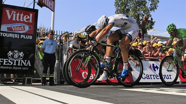 Nmeck cyklista Marcel Kittel por Brita Marka Cavendishe na psce 12. etapy Tour de France.