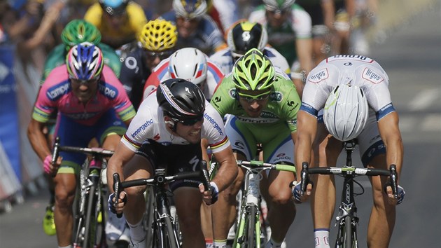 Britsk cyklista Mark Cavendish sleduje svho rivala - a pemoitele - Marcela Kittela z Nmecka ve finii 12. etapy na Tour de France.