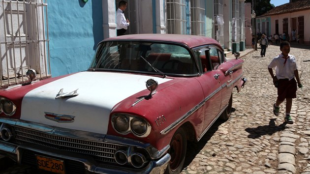 Pioni a americk auta. Takov zti je mon vidt u jen na Kub.