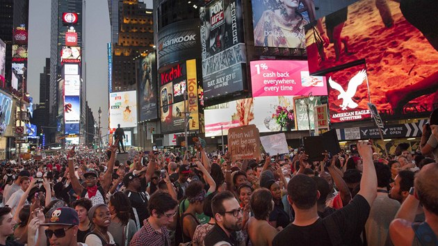 Dav demonstrant obsadil Times Square. Protestoval proti osvobozujcmu rozsudku pro George Zimmermana, kter zabil ernoskho chlapce. 