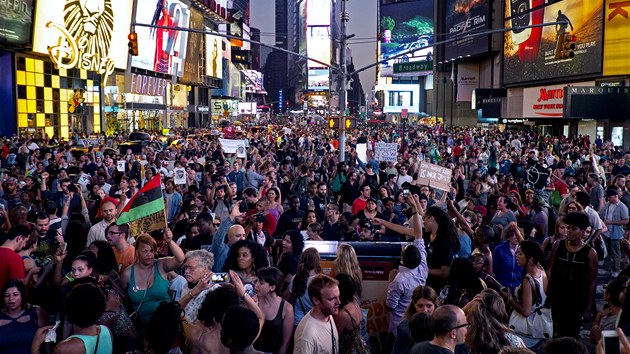 Demonstranti zaplnili newyorsk nmst Times Square. Nelb se jim osvobozujc rozsudek, kter porota vynesla nad Georgem Zimmermanem obvinnm z vrady ernoskho chlapce. 