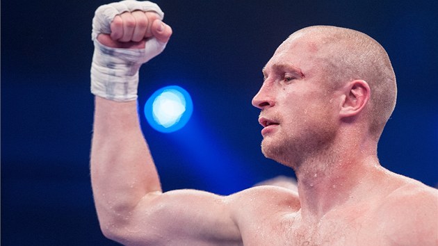 Boxer Luká Konený se raduje z obhajoby evropského titulu WBO ve stední váze.