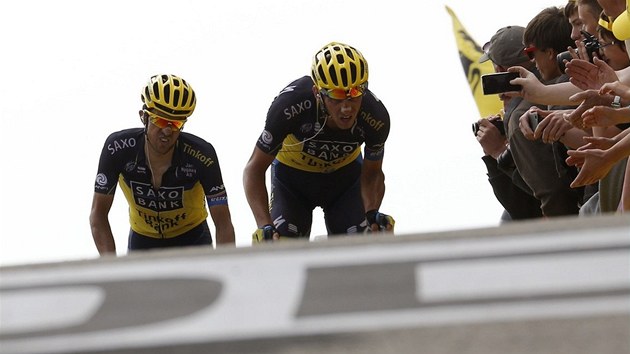 ECH NA TRATI. Roman Kreuziger (vpravo) bhem 15. etapy Tour de France ped svm tmovm kolegou Albertem Contadorem.