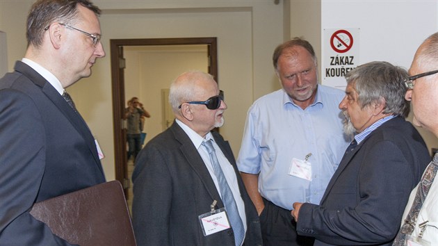 Petr Ne�as p�ich�z� k v�slechu na policii (12. �ervence 2013).