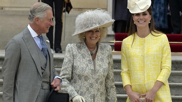 Princ Charles, jeho manelka Camilla a vvodkyn z Cambridge Catherine na zahradn slavnosti v Buckinghamskm palci (Londn, 22. kvtna 2013)
