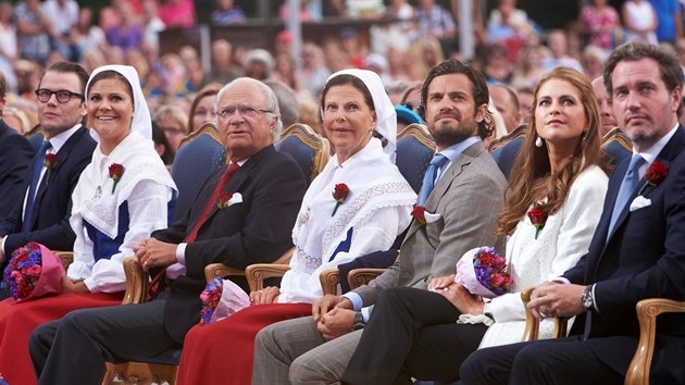 vdsk krlovsk rodina: princ Daniel a korunn princezna Victoria, krl Carl XVI. Gustaf  a krlovna Silvia, princ Carl Philip, princezna Madeleine a Chris O'Neill (14. ervence 2013)