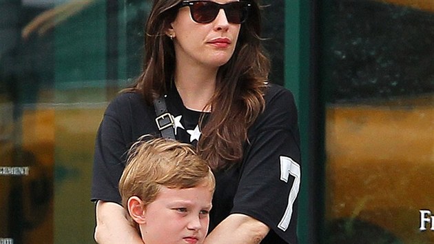 Liv Tylerová a její syn Milo Langdon (2013)