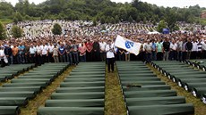 Hroby obtí masakru v bosenské Srebrenici.
