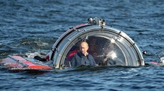 Vladimir Putin absolvoval ponor k potopené ruské fregat.