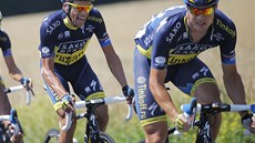 JEDÉÉÉM! Španělský cyklista Alberto Contador žene své pomocníky do cíle 13.