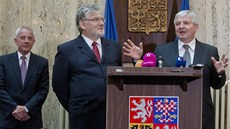 Premiér Jií Rusnok uvádí do funkce ministra zdravotnictví Martina Holcáta,