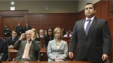 George Zimmerman (zcela vpravo) stojí u soudu, zatímco pichází porota, aby