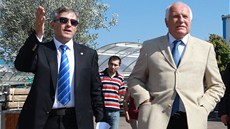 Generální �editel Jan Zitko seznamuje Václava Klause s areálem spole�nosti