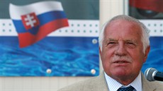 Exprezident Václav Klaus pi otevení nové haly firmy Alukov v Orli na...