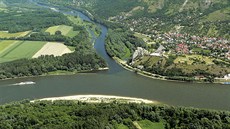 Ústí eky Moravy do Dunaje pod zíceninou devínského hradu. Zde by vodní...