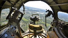 Bombardér B-17G s izraelskými výsostnými znaky v doprovodu stíhaek Spitfire Mk.IX. Izrael tyto stíhací letouny získal z eskoslovenska v potu 59 kus.