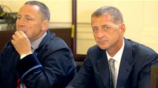 Roman Janouek (vpravo) se svým advokátem Vítem irokým pi hlavním líení u...