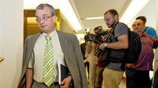 Poslanec ODS Marek Benda p�ichází na jednání mandátového a imunitního výboru,