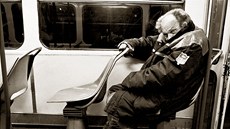 Bezdomovec v praské noní tramvaji (Ilustraní snímek)