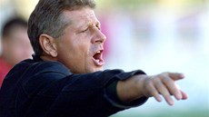 Fotbalový trenér Vlastimil Petrela pi utkání Bohemians - Plze. (bezen 2001)